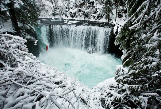 kayaking-on-ice-cold-spirit-falls-washington